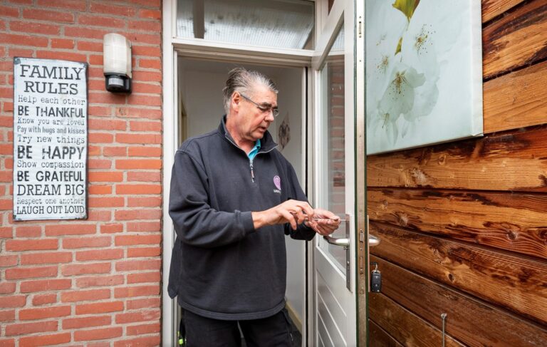 Specialist opent een defecte meerpuntsluiting zonder onnodige schade